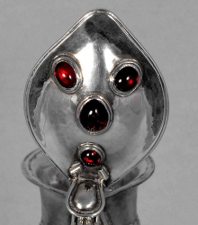 Lid set with Russian garnets